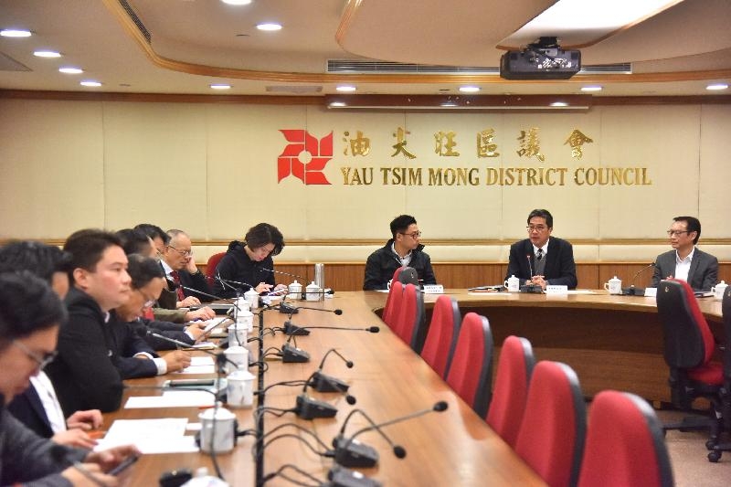 The Secretary for Development, Mr Michael Wong (second right), visits Yau Tsim Mong District today (December 11) and meets with Yau Tsim Mong District Council members. Looking on are the Chairman of the Yau Tsim Mong District Council, Mr Chris Ip (third right), and the Managing Director of the Urban Renewal Authority, Mr Wai Chi-sing (first right).