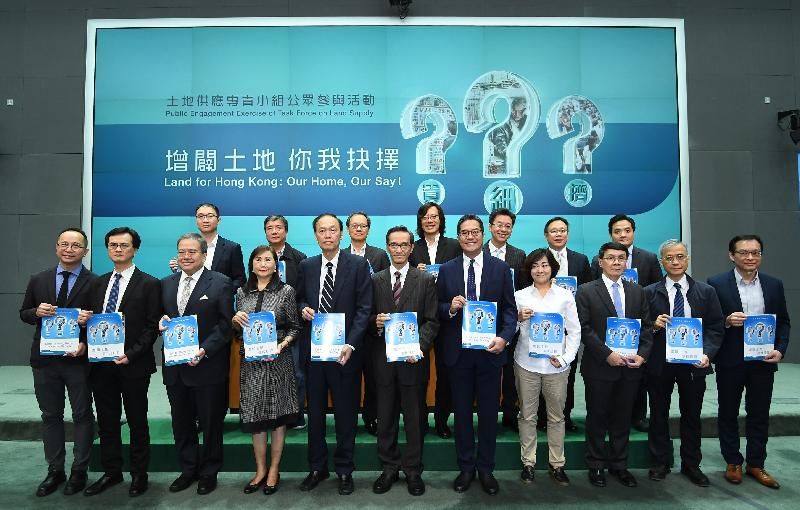 The Task Force on Land Supply held a press conference today (April 26) on the Public Engagement Exercise. Photo shows the Secretary for Development, Mr Michael Wong (front row, fifth right); the Task Force Chairman, Mr Stanley Wong (front row, centre); Vice-chairman, Dr Greg Wong (front row, fifth left); and other members of the Task Force at the press conference.