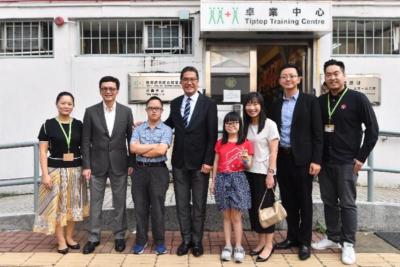 The Secretary for Development, Mr Michael Wong, visited the Hong Kong Down Syndrome Association Tiptop Training Centre during his visit to Sha Tin District today (August 24). Mr Wong (fourth left) and the Under Secretary for Development, Mr Liu Chun-san (second left), are pictured with the person-in-charge and trainees of the centre.