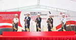 将军澳百胜角消防处纪律部队宿舍今日（九月二十四日）举行动土仪式。图示发展局常任秘书长（工务）韩志强（中）、消防处处长李建日（左二）、建筑署署长林余家慧（右二）、建造业议会主席陈家驹（右一）及有利集团主席黄业强（左一）主持动土仪式。