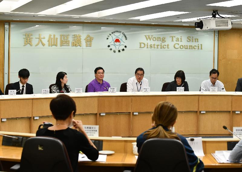 The Secretary for Development, Mr Michael Wong (fourth left), met with the Chairman of the Wong Tai Sin District Council (WTSDC), Mr Li Tak-hong (third left), and WTSDC members to listen to their views and suggestions on the work of the Government and to exchange views on residents