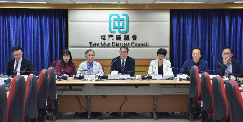 Accompanied by the Acting District Officer (Tuen Mun), Miss Jenny Yip (third right), the Secretary for Development, Mr Michael Wong (centre), meets with the Chairman of the Tuen Mun District Council (TMDC), Mr Leung Kin-man (third left), and TMDC members to exchange views on district matters and residents
