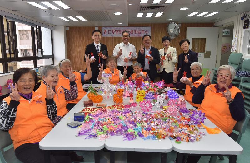 發展局局長黃偉綸（後排左二）今日（十一月二十三日）下午到訪屯門區，探訪仁愛堂胡忠長者地區中心。