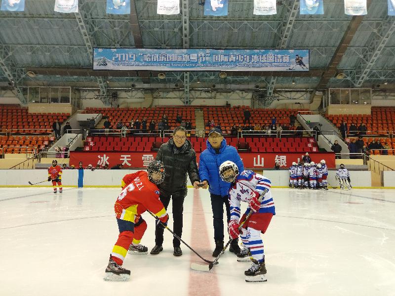 The Secretary for Development, Mr Michael Wong (second left), officiated at the launch of a youth ice hockey game between Hong Kong and Harbin in Harbin today (January 5). The Hong Kong team, comprising 14 young players aged 10 and 11, was invited to compete in the International Youth Ice Hockey Invitational Tournament held during this year's Harbin International Ice and Snow Festival.