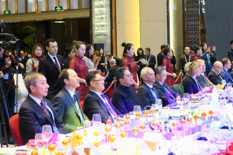 The Secretary for Development, Mr Michael Wong (fourth left), today (January 5) in Harbin attended the opening ceremony of the Harbin International Ice and Snow Festival with the delegation of the Federation of Hong Kong Industries.