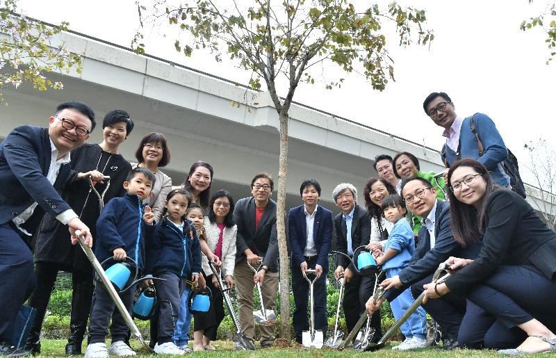 The Opening Ceremony cum Community Planting of Tsui Ping River Garden was held today (March 1). Photo shows the Head of the Energizing Kowloon East Office, Ms Brenda Au (back row, third left); the Deputy Director of Architectural Services, Ms Winnie Ho (back row, second left); the Deputy Director of Drainage Services, Mr Mak Ka-wai (back row, fifth right); Assistant Director of Leisure and Cultural Services (Leisure Services), Mrs Doris Fok (back row, fifth left); the District Officer (Kwun Tong), Mr Steve Tse (back row, third right), and other guests participating in the community planting.