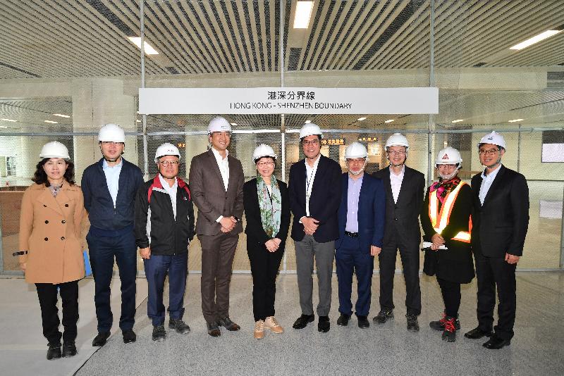 The Chief Executive, Mrs Carrie Lam (fifth left), accompanied by the Secretary for Development, Mr Michael Wong (fifth right) and the Under Secretary for Security, Mr Sonny Au (second left), inspected the Liantang/Heung Yuen Wai Boundary Control Point (BCP) project today (March 14) to learn about the latest situation of the cross-boundary infrastructure project. Photo shows Mrs Lam posing with the other government officials and engineering staff while visiting the Passenger Terminal Building of the new BCP.