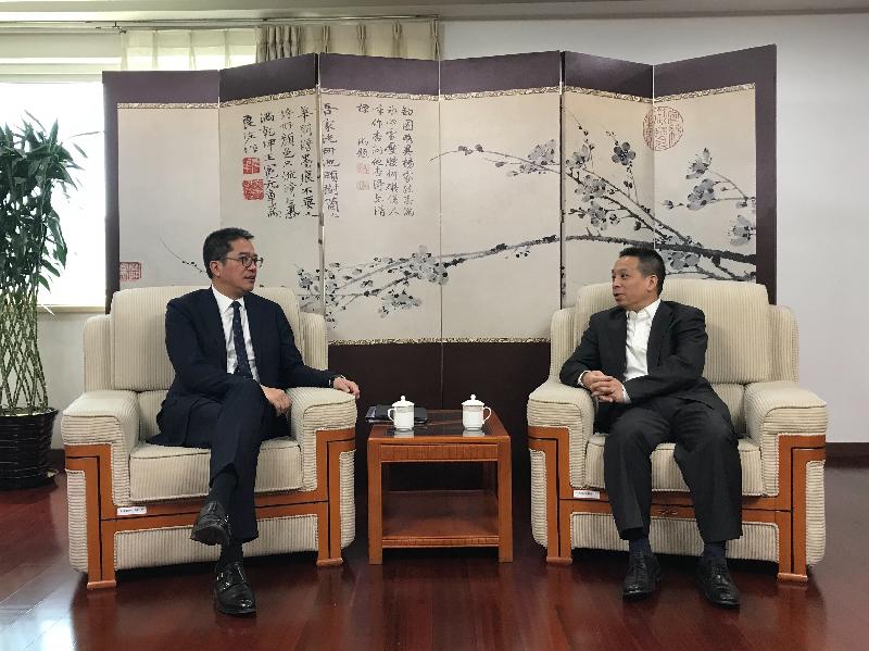 The Secretary for Development, Mr Michael Wong, continued his visit to Beijing today (May 7). Photo shows Mr Wong (left) meeting with the Deputy Director of the Hong Kong and Macao Affairs Office of the State Council, Mr Huang Liuquan.