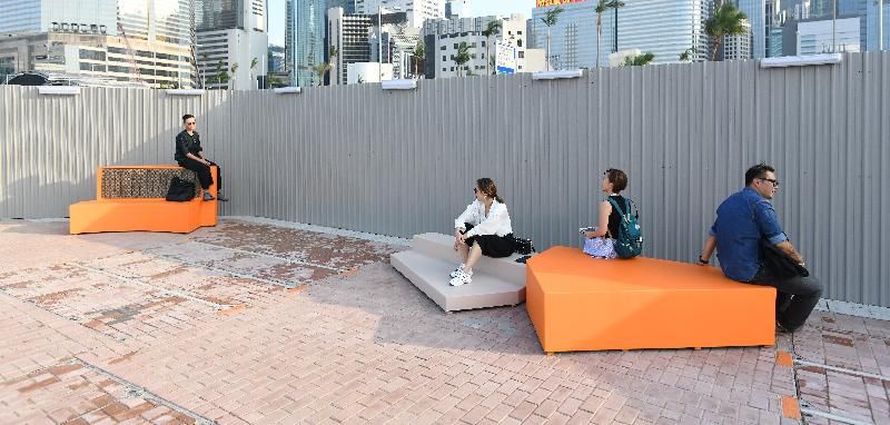 The promenade connecting Tamar and the Hong Kong Convention and Exhibition Centre in Wan Chai officially opens today (October 21). With the help of the Hong Kong Design Centre, sets of public installments designed by teachers and students of the Hong Kong Design Institute are displayed along the promenade, providing areas for the public to rest and appreciate the creativity of young local designers.
