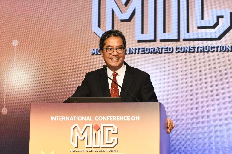 The Construction Innovation Expo 2019 was officially opened today (December 18) at the Hong Kong Convention and Exhibition Centre. Photo shows the Secretary for Development, Mr Michael Wong, delivering welcome remarks at the International Conference on MiC (modular integrated construction) in the afternoon.