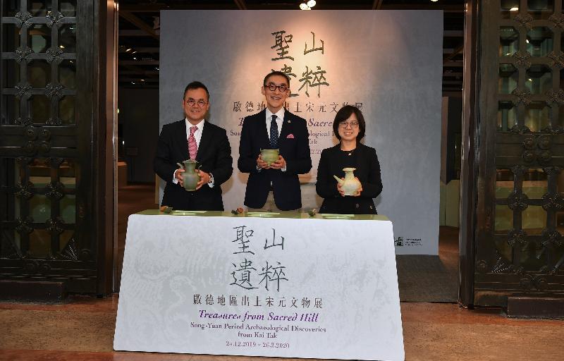 The opening ceremony for the "Treasures from Sacred Hill: Song-Yuan Period Archaeological Discoveries from Kai Tak" exhibition was held today (December 23) at the Hong Kong Heritage Discovery Centre. Photo shows (from left) the Commissioner for Heritage of the Development Bureau, Mr José Yam; the Chairman of the Antiquities Advisory Board, Mr Douglas So; and the Executive Secretary of the Antiquities and Monuments Office, Ms Susanna Siu, officiating at the ceremony.