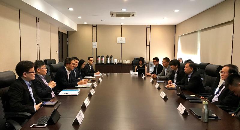 發展局局長黃偉綸（左三）今日（一月十三日）展開新加坡訪問行程，與新加坡建設局局長林優揚（右二）會面，就應用創新建造技術和推動綠色建築進行交流。發展局常任秘書長（工務）林世雄（左二）和新加坡建設局執行總監戴禮翔（右三）亦有出席會議。