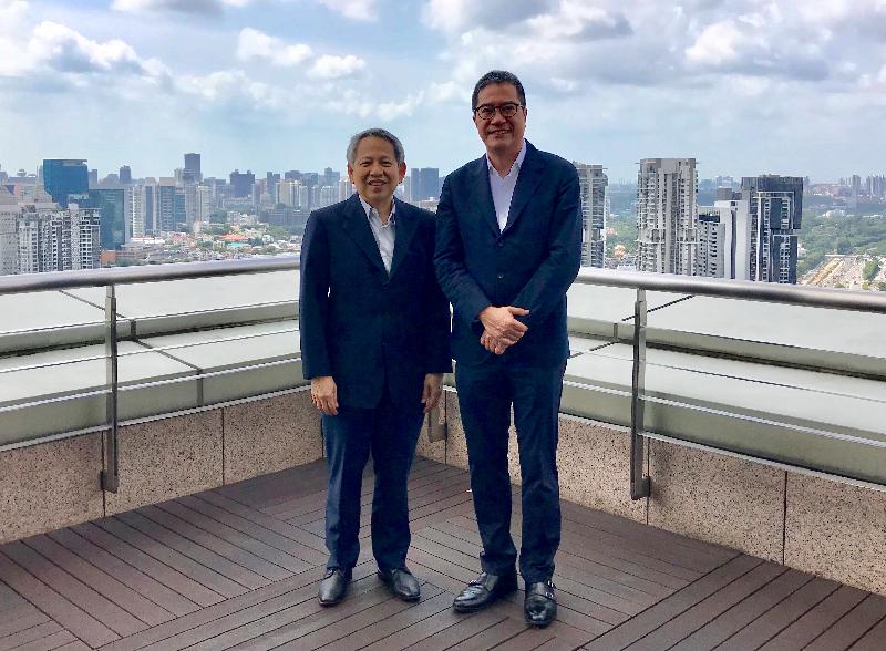 The Secretary for Development, Mr Michael Wong (right), today (January 13) met with the Deputy Chief Executive Officer of the Housing and Development Board, Mr Fong Chun Wah (left), to learn more about the implementation strategy and experiences of Singapore in adopting modular integrated construction (MiC) in public housing projects, as well as how MiC improves building efficiency and quality.