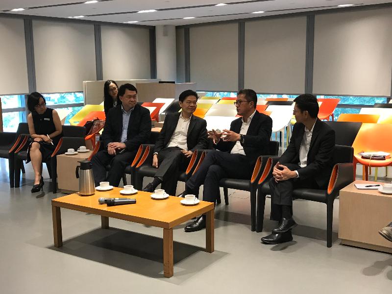 The Secretary for Development, Mr Michael Wong (second right), continued his visit to Singapore today (January 14). He met with the Minister for National Development, Mr Lawrence Wong (third right), and the Chief Executive Officer of the Urban Redevelopment Authority, Mr Lim Eng Hwee (first right), to discuss land use planning, urban development and urban renewal issues. Principal Government Engineer, Mr John Kwong (third left), also attended the meeting.