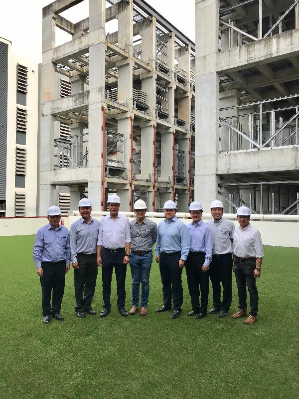 發展局局長黃偉綸今日（一月十四日）下午在新加坡參觀一間綜合建設預製中心，考察如何把生產預製組件的多重工序，集中在一幢多層工廠大廈內，以地盡其用。圖示黃偉綸（左三）、發展局常任秘書長（工務）林世雄（左一）、首席政府工程師鄺家陞（右四）及工廠的代表在多層預製組件儲存庫前合照。