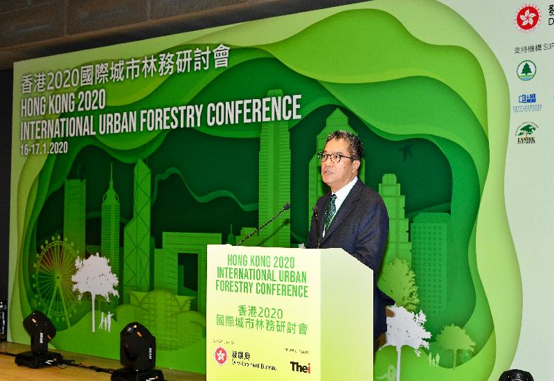 The Secretary for Development, Mr Michael Wong, delivers welcoming remarks at the Hong Kong 2020 International Urban Forestry Conference opening ceremony today (January 16).