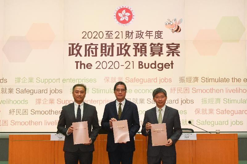 The Secretary for Development, Mr Michael Wong (centre), holds a press conference today (February 27) on the 2020-21 Land Sale Programme. Also in attendance are the Director of Lands, Mr Thomas Chan (right), and the Director of Planning, Mr Raymond Lee (left). 
