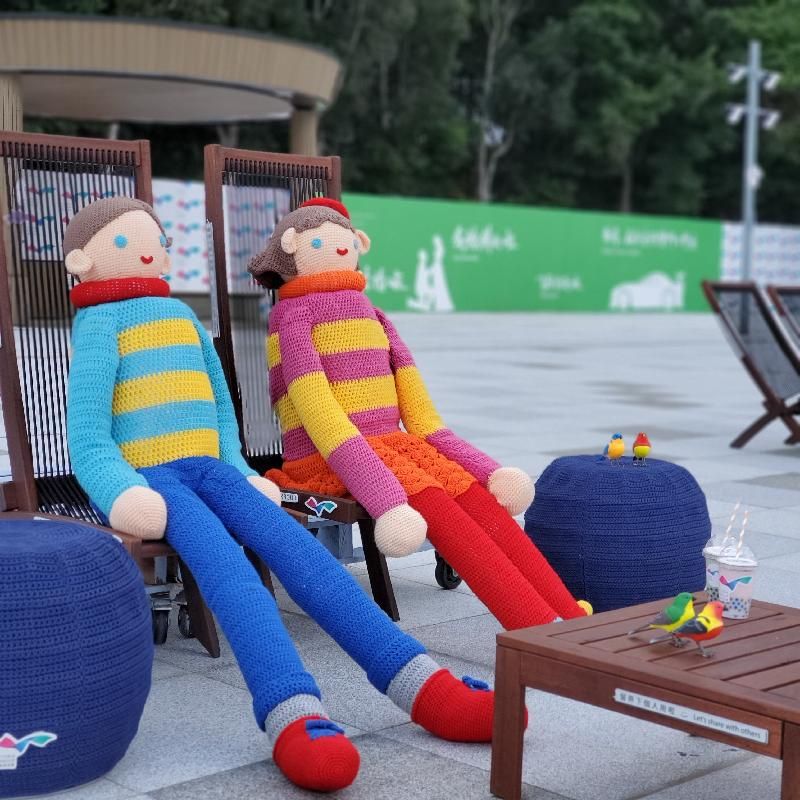 The Belcher Bay harbourfront open space located at Shing Sai Road, Kennedy Town, was fully opened today (October 19), providing the public with a round-the-clock leisure space for enjoying a panoramic view of the western waters of Victoria Harbour and the sunset. Photo shows the weaving installations along the boardwalk created by a local community design group.