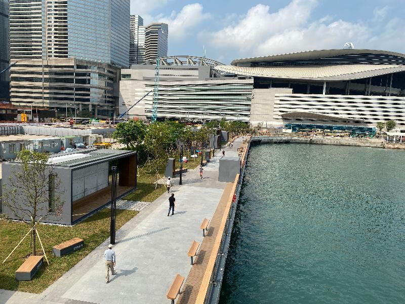 位於灣仔碼頭海濱的「渡輪碼頭畔主題區」今日（三月十九日）進一步開放，為市民提供更多消閒海濱空間。項目以簡約的清水混凝土和木系構築物為主調，創造出型格的空間，貫徹「段段有特色」的海濱發展方向。