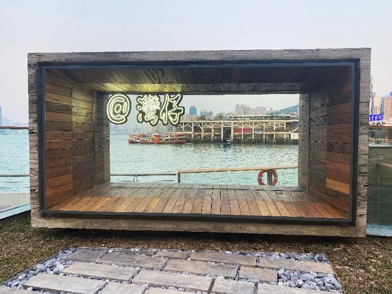 位於灣仔碼頭海濱的「渡輪碼頭畔主題區」今日（三月十九日）進一步開放，新開放的用地引入相框和霓虹燈裝飾概念，提供大量「打卡位」，讓遊人與靠岸的天星小輪拍照。