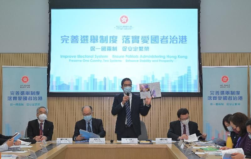 The Secretary for Development, Mr Michael Wong (third left), and the Secretary for Transport and Housing, Mr Frank Chan Fan (second left), hosted a total of six briefing sessions today (April 7) to brief the construction and transport sectors as well as members of related professional institutions on the background, objectives and details of the improvements to the electoral system. Photo shows Mr Wong speaking at a briefing session.