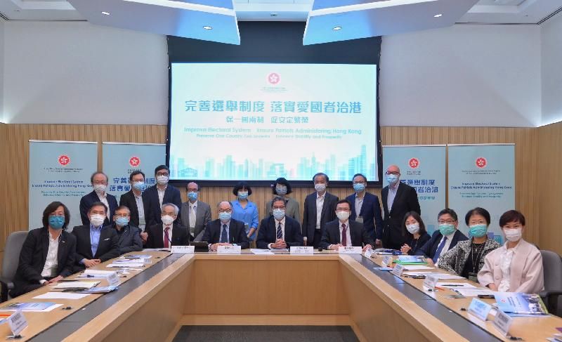 The Secretary for Development, Mr Michael Wong, and the Secretary for Transport and Housing, Mr Frank Chan Fan, hosted a total of six briefing sessions today (April 7) to brief the construction and transport sectors as well as members of related professional institutions on the background, objectives and details of the improvements to the electoral system. Photo shows Mr Wong (sixth left, front row) and Mr Chan (fifth left, front row) with representatives of the architectural and landscape profession.