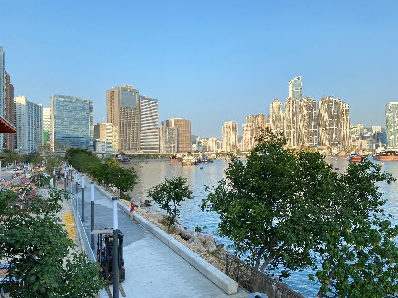 發展局今日（四月十三日）公布，「荃灣海濱優化工程（第一期）」已竣工。項目拆除原先分隔海邊和行人路的花槽，並在當中370米斜坡式海堤的路段引入無欄杆式低矮石壆的設計，以拉近遊人和水體之間的距離，同時提供大量座位和更遼闊的視野，讓遊人欣賞藍巴勒海峽和青衣島的優美景致。