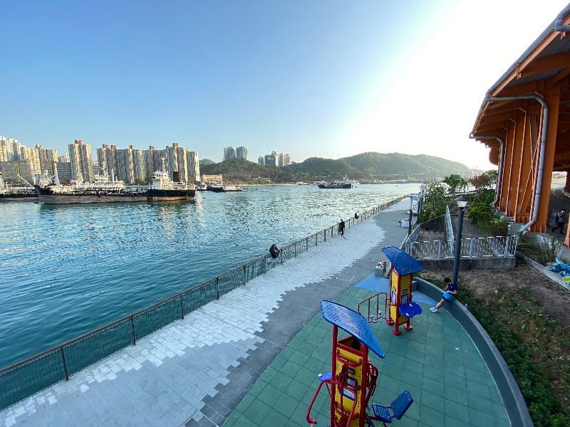 發展局今日（四月十三日）公布，「荃灣海濱優化工程（第一期）」已竣工。項目以荃灣昔日紡織業歷史為設計概念，添置新的環保木扶手欄杆、特色座椅和蔭棚。因應地區意見，工程亦包括美化地磚和燈光、清理海堤上的雜草、拆除花槽和開放草坪，增加市民活動空間。