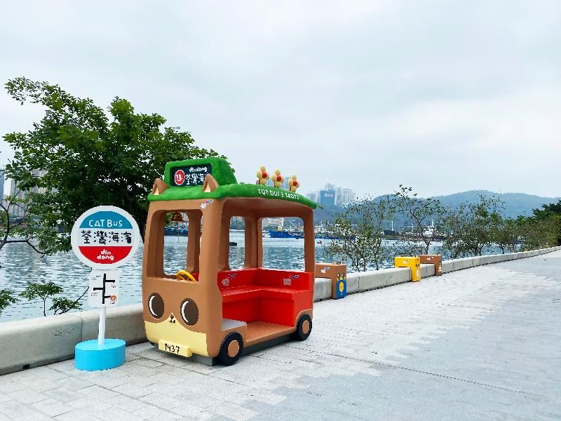 發展局今日（四月十三日）公布，「荃灣海濱優化工程（第一期）」已竣工。本地文創單位「貓室」在該處打造「期間限定」的「維港癲噹開心村」，以提升遊人的體驗。圖示設於低矮石壆位置增加與遊人互動的裝置和可移動的棋盤桌。