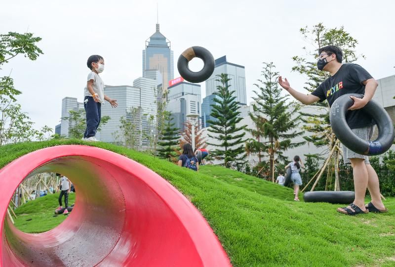 The Wan Chai promenade from Tamar in Admiralty to the Hong Kong Convention and Exhibition Centre further opened today (May 7), adding a child-friendly green space along the Wan Chai waterfront for appreciating Victoria Harbour. The Harbour Office of the Development Bureau collaborated with the Playright Children's Play Association earlier to offer children an inclusive play experience as a pop-up initiative on the open lawn of the promenade.