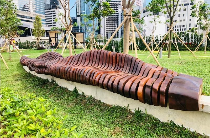 連接金鐘添馬和香港會議展覽中心的灣仔海濱長廊今日（五月七日）進一步開放。圖示由香港木庫利用在颱風中倒塌的樹木而建造的「小島•小息」公共藝術座椅。