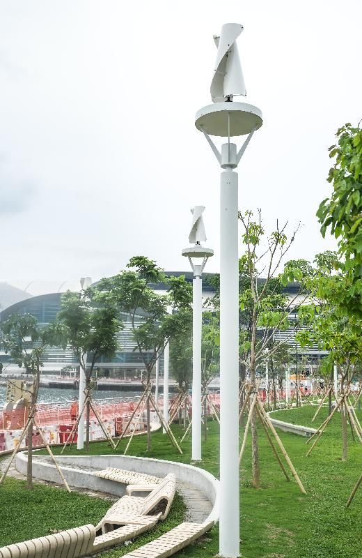 连接金钟添马和香港会议展览中心的湾仔海滨长廊今日（五月七日）进一步开放。新开放的空间增添了不少可持续的元素，包括风力发电照明系统。