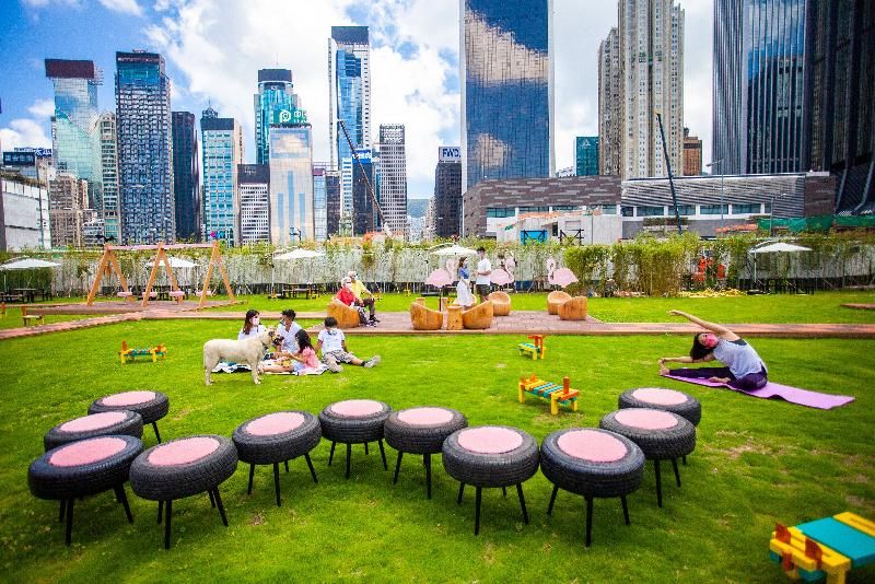 毗邻湾仔渡轮码头的海滨主题区「HarbourChill海滨休閒站」今日（五月二十八日）正式开放。主题区以「海滨共享空间」形式管理，市民在共融和互相尊重的情况下，共同享受这片海滨公共空间。用地24小时开放，欢迎宠物入内。