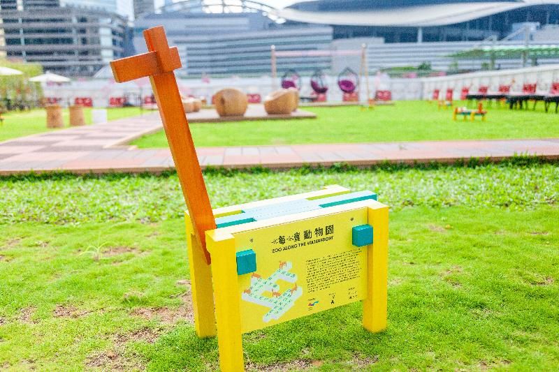 毗邻湾仔渡轮码头的海滨主题区「HarbourChill海滨休閒站」今日（五月二十八日）正式开放。主题区设有以「海滨动物园」为主题的一系列小桌子，设计师运用长短不一的木条子，组合成五款可移动的动物家具。