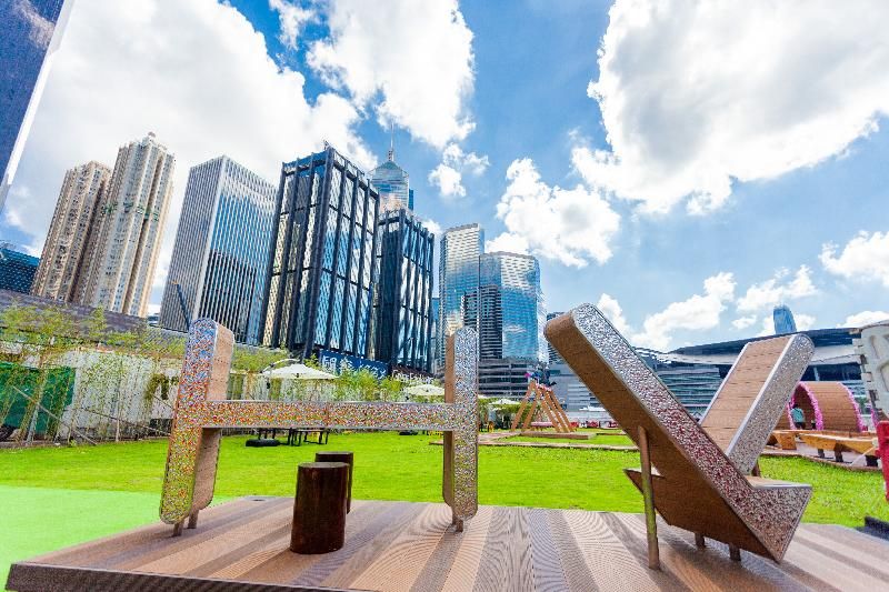 毗邻湾仔渡轮码头的海滨主题区「HarbourChill海滨休閒站」今日（五月二十八日）正式开放。图示「海滨公共傢俬设计比赛」其中一件优胜作品「奇文异视」。