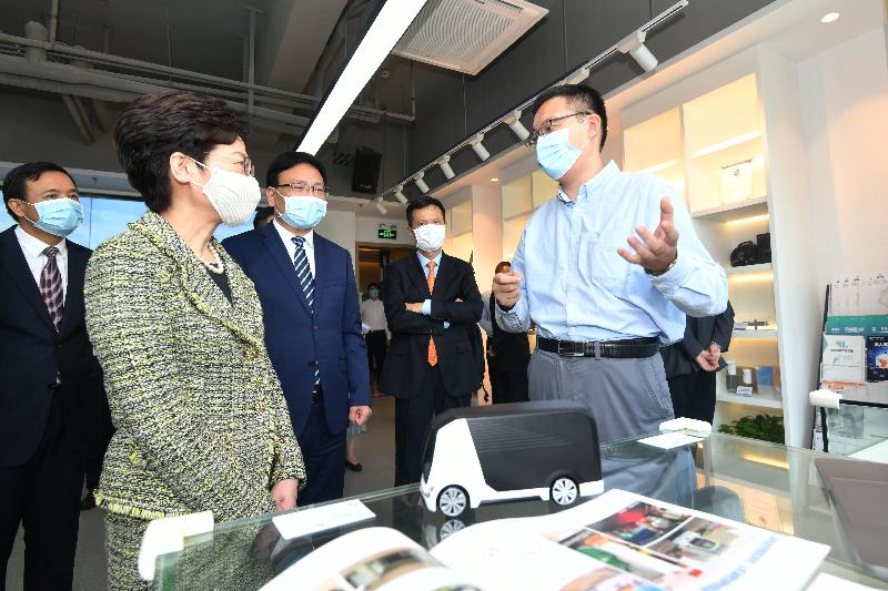 The Chief Executive, Mrs Carrie Lam, visited the Shenzhen-Hong Kong Innovation and Technology Co-operation Zone in Shenzhen today (August 26). Photo shows Mrs Lam (second left) being briefed on the innovation and entrepreneurship projects of the Hong Kong University of Science and Technology. Looking on is the Mayor of the Shenzhen Municipal Government, Mr Chen Rugui (third left).