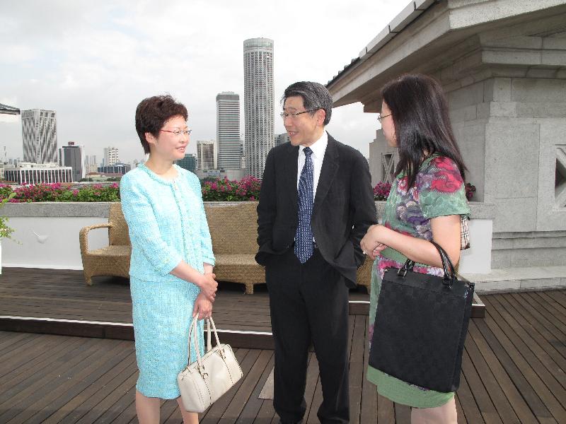 The Secretary for Development, Mrs Carrie Lam, visiting the Fullerton Hotel.