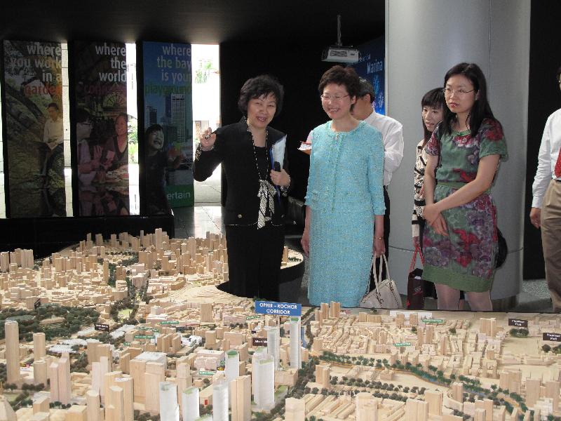 The Chief Executive Officer of Singapore's Urban Redevelopment Authority, Mrs Cheong-Chua Koon Hean, briefing the Secretary for Development, Mrs Carrie Lam, on the city's land use planning and waterfront development.