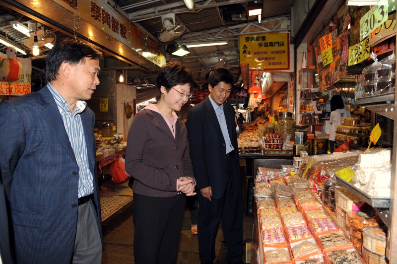 The Secretary for Development, Mrs Carrie Lam (centre), visiting a dried-food stall during her visit to Lau Fau Shan today (March 19). Accompanying Mrs Lam are Yuen Long District Officer, Mr Yeung Tak-keung (right) and Yuen Long District Council Chairman Mr Leung Che-cheung (left).