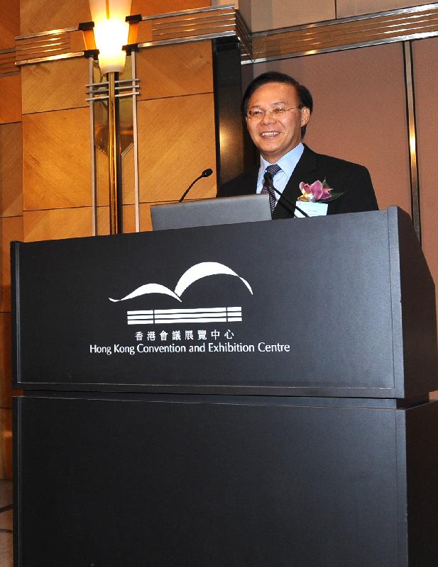 The Permanent Secretary for Development (Works), Mr Mak Chai-kwong, gives a speech at the Considerate Contractors Site Award Scheme 2008 award presentation ceremony at the Hong Kong Convention and Exhibition Centre today (May 11).