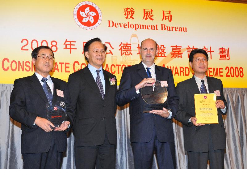 The Permanent Secretary for Development (Works), Mr Mak Chai-kwong (second from left), presents a Considerate Contractors Site Gold Award to representatives of the winning company today (May 11).
