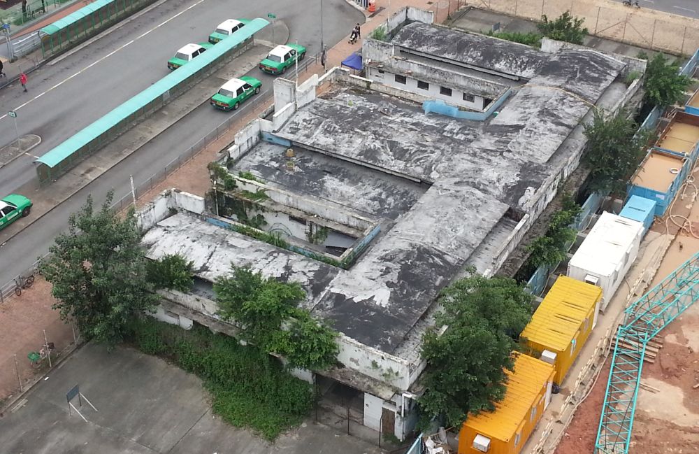 The one-storey Luen Wo Market has an E-shaped design with seven entrances.