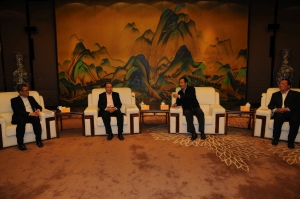 在银川出席两地建筑论坛期间，我与宁夏回族自治区人民政府党委书记李建华（右二）、国家住房和城乡建设部副部长易军（左二）和银川市人民政府巿委书记徐广国会面。 