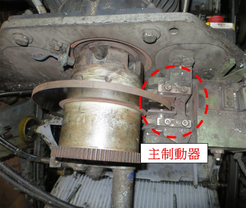 13. Main brake-In case of incidents such as trapping of foreign objects at the space where the steps, pallets or belts enter the comb plates, or in the gaps between the skirtings and the steps, the main brake will be actuated to stop the escalator.