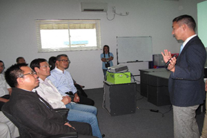 代表团听取有关廸拉瓦经济特区建设项目的介绍。