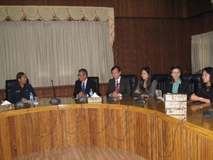 代表团与仰光城市发展委员会座谈，就城市规划、基础建设及专业服务交换意见和分享经验。