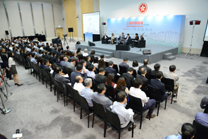 发展局联同五个专业体在政府总部合办了「土地供应论坛」，共有200多名与土地规划和发展相关的专业人士和学生参加。