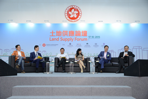 论坛第二节讨论解决方案。主讲和参与讨论的嘉宾有（左起）香港建筑师学会代表何文尧、香港测量师学会代表陈昌杰、香港工程师学代表陈健硕、香港园境师学会代表许虹、及刘振江。