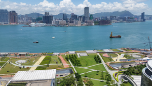 添马公园为繁忙的中环、金钟商业区提供休憩用地。