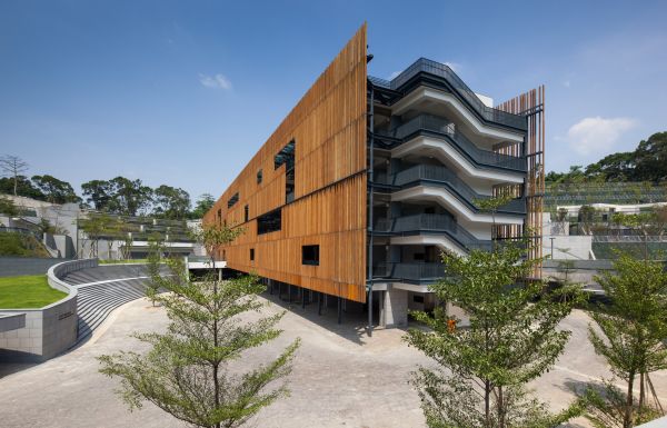 The Wo Hop Shek Kiu Tau Road Columbarium, with simple exterior designs, integrates into the surrounding environment. It was awarded the Medal of the Year of Hong Kong in 2012 by the Hong Kong Institute of Architects.
